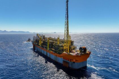 Refinaria da Petrobras com tanques e tubulações representando produção nacional de diesel