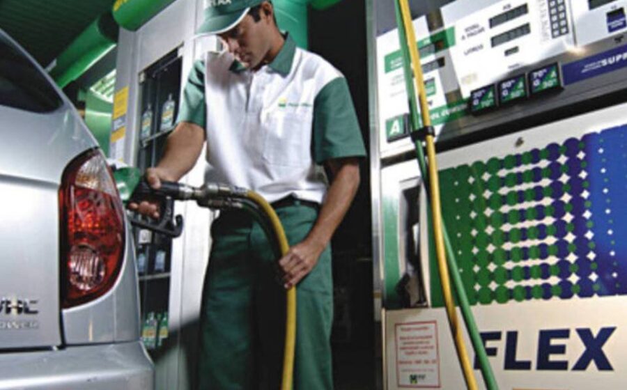 Sede da Petrobras no Rio com gráfico de preços da gasolina em queda livre