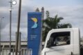 Petrobras e Braskem: logotipos das empresas sobre fundo de gráfico financeiro com seta descendente representando dívida de R$ 55 bilhões