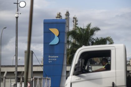 Petrobras e Braskem: logotipos das empresas sobre fundo de gráfico financeiro com seta descendente representando dívida de R$ 55 bilhões
