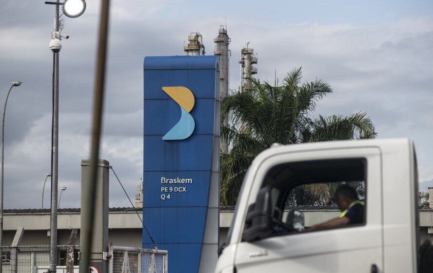 Petrobras e Braskem: logotipos das empresas sobre fundo de gráfico financeiro com seta descendente representando dívida de R$ 55 bilhões
