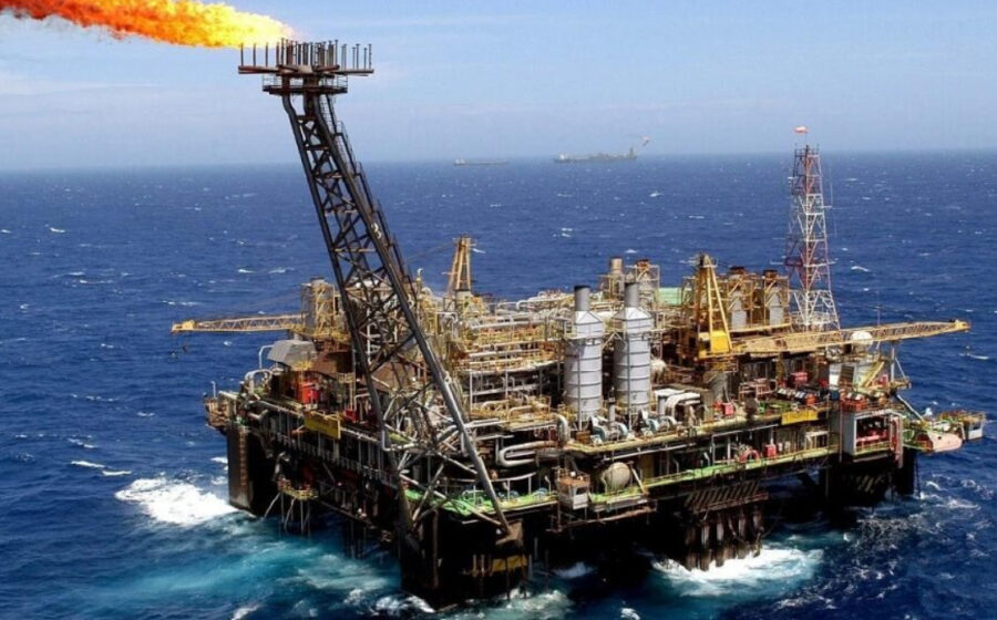 Gráfico de alta do petróleo e juros dos EUA no maior nível desde 2007 com tensão no Estreito de Ormuz
