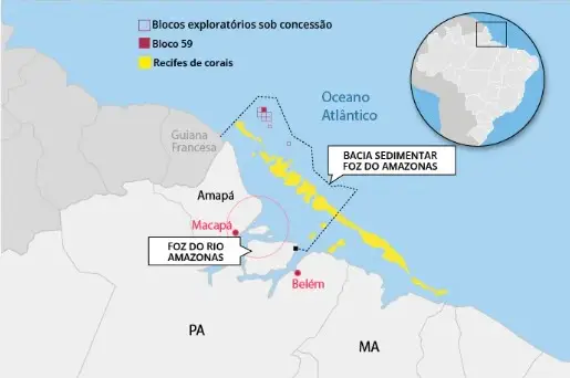 Vista aérea de Oiapoque no Amapá com barcos de pesca no rio e plataformas de petróleo ao fundo