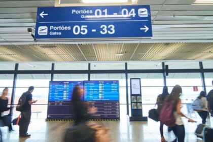 Pista do Aeroporto de Confins reaberta após interdição com aviões no pátio e terminal ao fundo