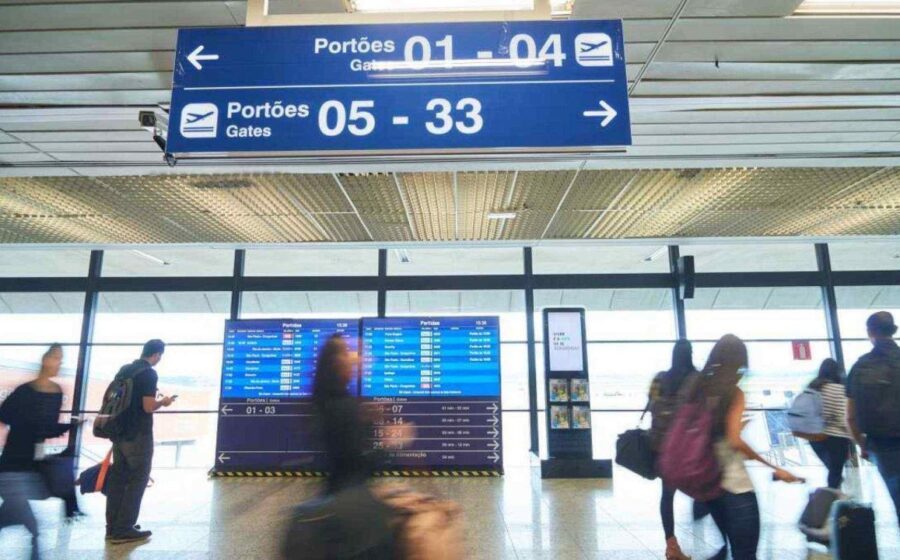 Pista do Aeroporto de Confins reaberta após interdição com aviões no pátio e terminal ao fundo