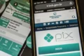 Celular exibindo interface do Pix com conta-salário e ícones de pagamentos automáticos recorrentes a partir de julho de 2027