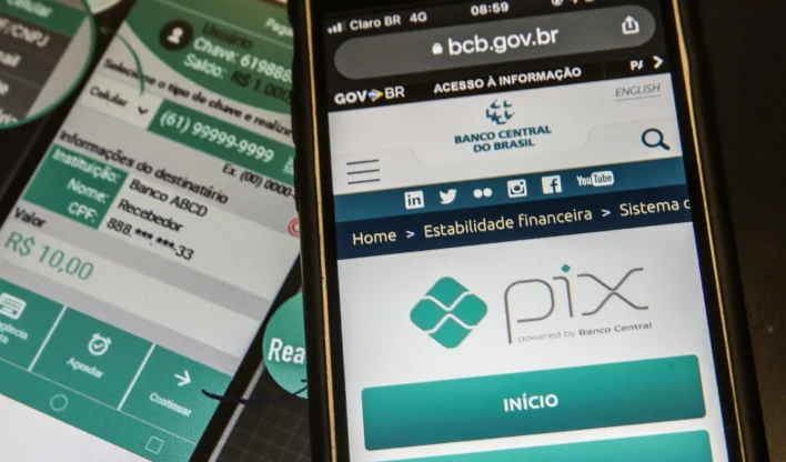 Celular exibindo interface do Pix com conta-salário e ícones de pagamentos automáticos recorrentes a partir de julho de 2027