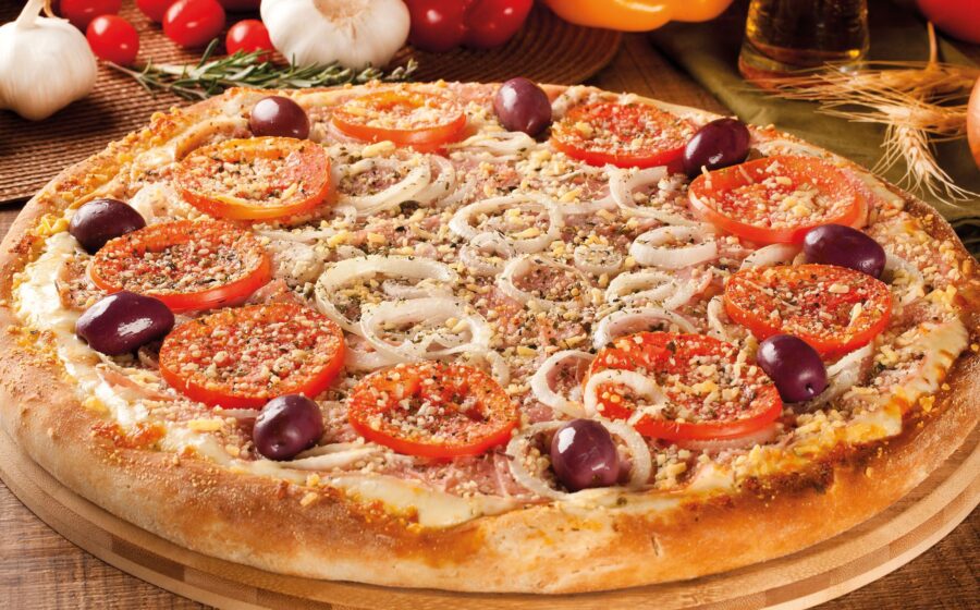 Pizza napolitana autêntica da Bento Pizzeria no prato, bordas altas e ingredientes frescos
