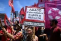 Gráfico mostra taxa de pobreza na Argentina subindo para 32,3% em 2026 sob governo Milei