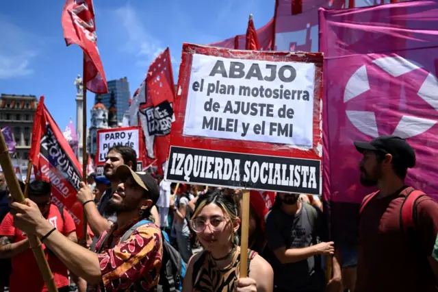 Gráfico mostra taxa de pobreza na Argentina subindo para 32,3% em 2026 sob governo Milei