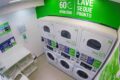 Interior moderno de lavanderia self-service com máquinas de lavar e secar frente a frente