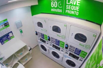 Interior moderno de lavanderia self-service com máquinas de lavar e secar frente a frente