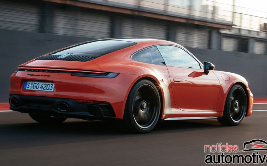 Porsche 911 a gasolina 2028 com CEO Michael Leiters ao fundo