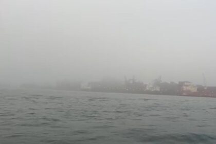 Nevoeiro denso encobre o Porto de Santos com navios parados no canal fechado