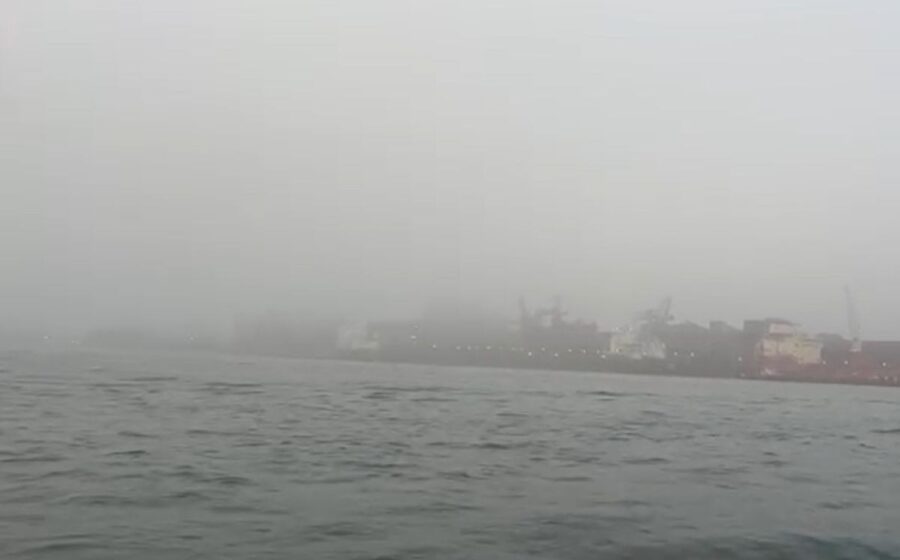 Nevoeiro denso encobre o Porto de Santos com navios parados no canal fechado