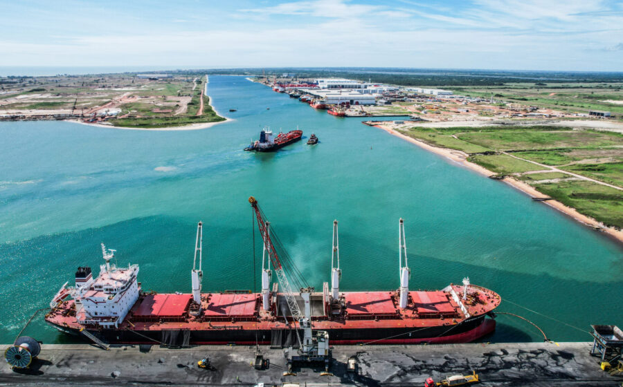 Planta piloto do Porto do Açu produz combustível sintético a partir de captura direta de carbono para abastecer navios