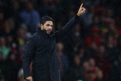 Manchester City e logo Premier League com balança da justiça e documentos legais representando acusações fair play financeiro
