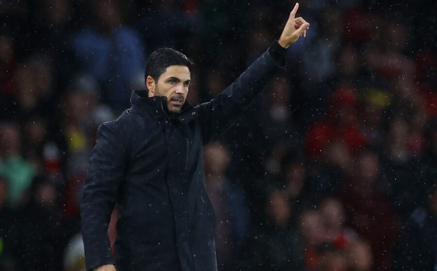 Manchester City e logo Premier League com balança da justiça e documentos legais representando acusações fair play financeiro