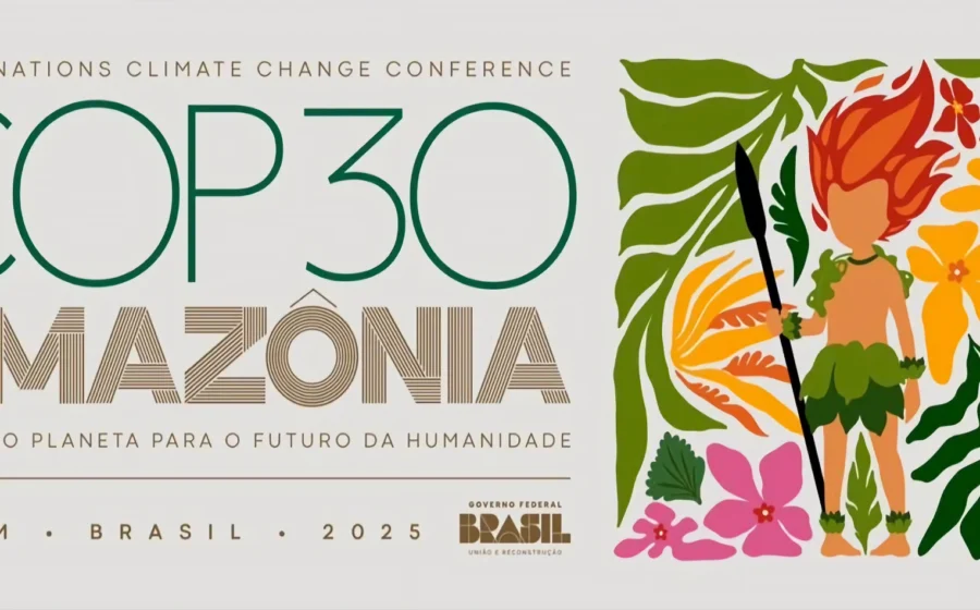 Líderes indígenas da Alianza Ceibo na floresta amazônica com painéis solares, vencedores do Prêmio Gulbenkian 2024