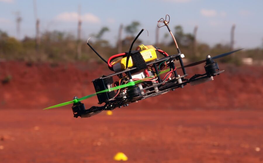 Arena inclusiva de drones no Sesc Nova Friburgo com equipamentos adaptados para pessoas com deficiência