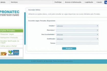 Estudantes diversos em sala de aula técnica com elementos de sustentabilidade e energia renovável
