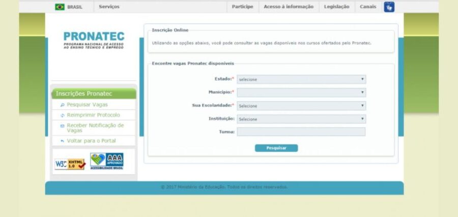 Estudantes diversos em sala de aula técnica com elementos de sustentabilidade e energia renovável