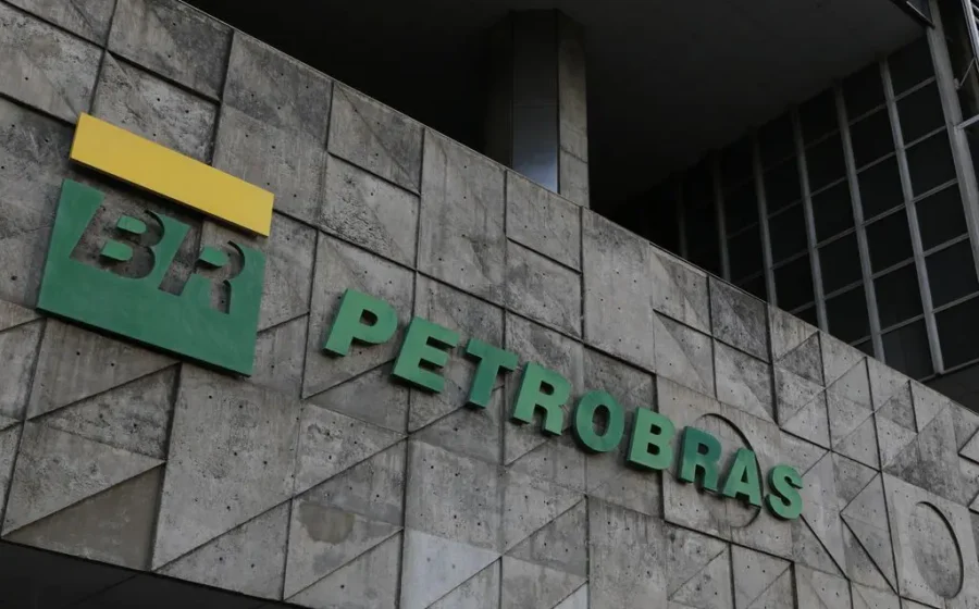 Ilustração de mercado financeiro com símbolos de banco, fraude bilionária e dividendos Petrobras Bradesco
