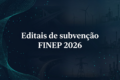 Logotipo Finep sobre fundo de mobilidade urbana sustentável com ícones de ônibus elétrico, bicicleta e trem
