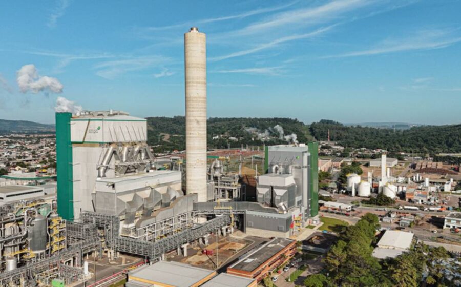 Fábrica de celulose CMPC em Guaíba RS com instalações industriais e chaminés