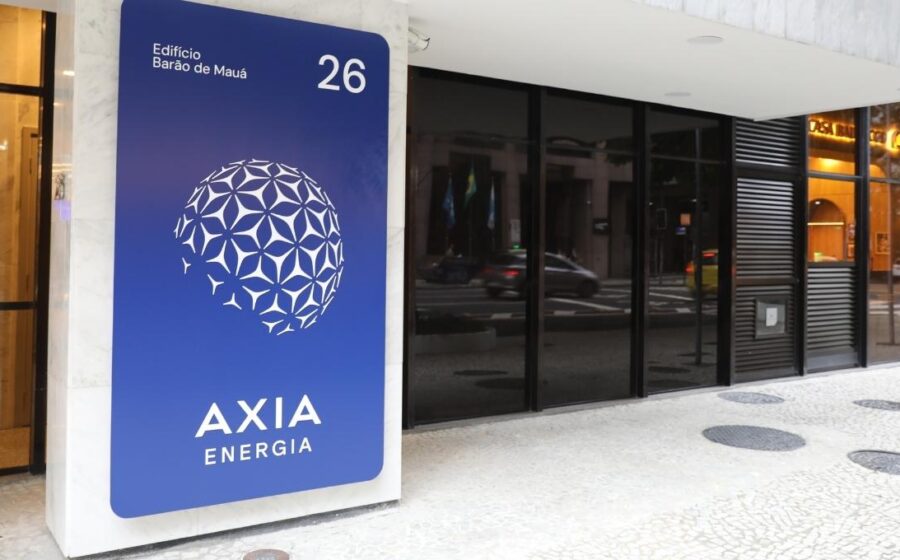 Logotipo da Axia Energia com gráficos de ações e valores R$ 4 bi para recompra de PNCs