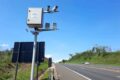 Radar com inteligência artificial em rodovia monitorando veículos para detectar uso de celular