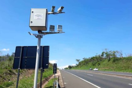 Radar com inteligência artificial em rodovia monitorando veículos para detectar uso de celular