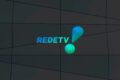 Frota de veículos da RedeTV! estacionada em pátio com logotipo da emissora