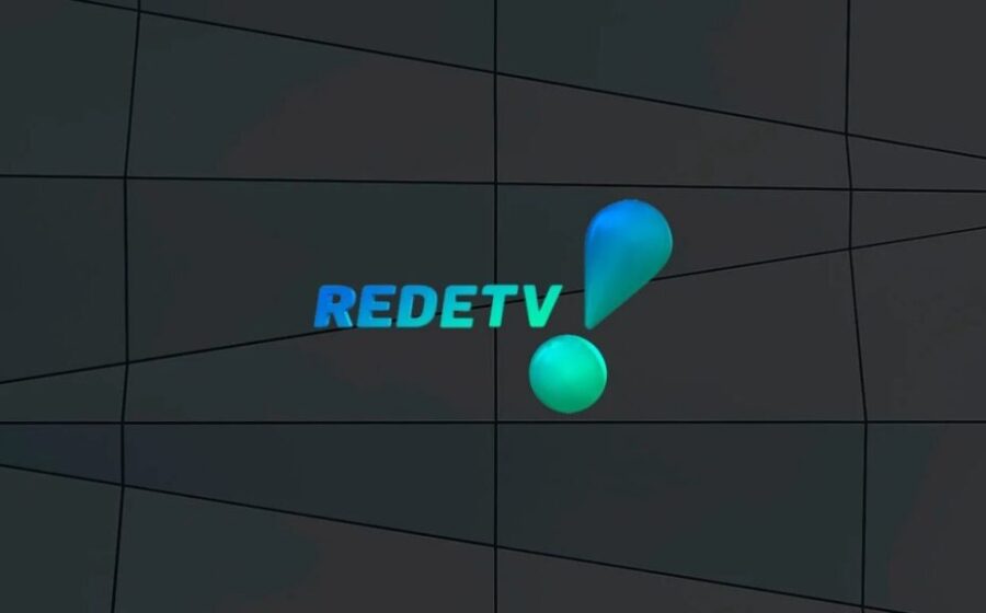 Frota de veículos da RedeTV! estacionada em pátio com logotipo da emissora