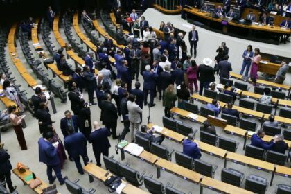 Plenário do Congresso Nacional durante votação de projeto que reduz impostos de resseguradoras