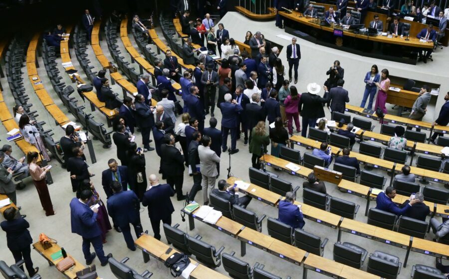Plenário do Congresso Nacional durante votação de projeto que reduz impostos de resseguradoras