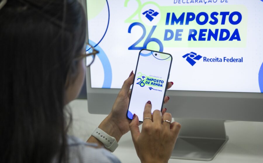 Contribuinte consulta restituição do Imposto de Renda no site da Receita Federal pelo celular