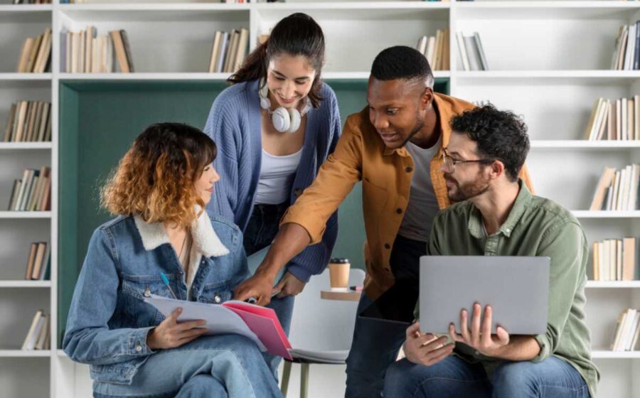 Sala de aula executiva com poucos alunos em discussão profunda, Rockfeller educação