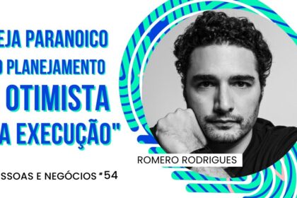 Romero Rodrigues ao lado de seu avatar digital Romero AI representando mentoria escalável com inteligência artificial