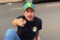 Flávio Roscoe candidato ao governo de Minas Gerais em cooperativa de laticínios em Governador Valadares conversando com produtores rurais