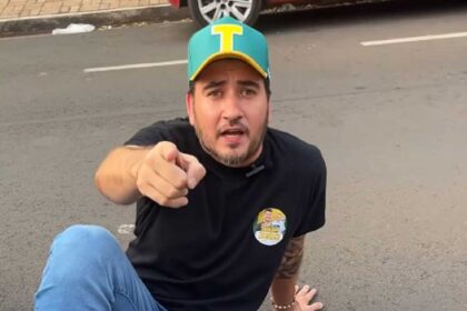 Flávio Roscoe candidato ao governo de Minas Gerais em cooperativa de laticínios em Governador Valadares conversando com produtores rurais