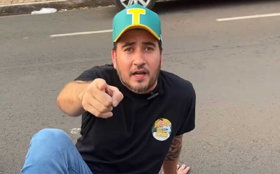 Flávio Roscoe candidato ao governo de Minas Gerais em cooperativa de laticínios em Governador Valadares conversando com produtores rurais