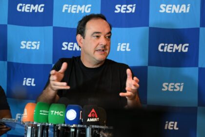 Flávio Roscoe, candidato do PL ao governo de MG, durante sabatina no Estado de Minas