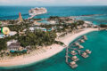 Navio da Royal Caribbean ancorado perto de resort all-inclusive Sandals no Caribe