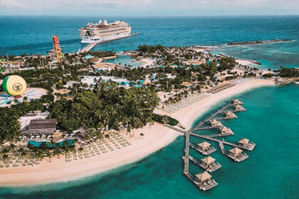 Navio da Royal Caribbean ancorado perto de resort all-inclusive Sandals no Caribe