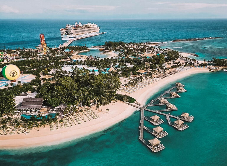 Navio da Royal Caribbean ancorado perto de resort all-inclusive Sandals no Caribe