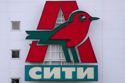 Kremlin assume controle de ativos da Nestlé e Auchan na Rússia com símbolo do rublo sobre logos corporativos