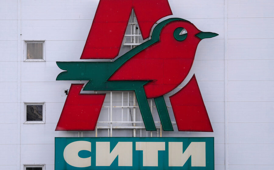 Kremlin assume controle de ativos da Nestlé e Auchan na Rússia com símbolo do rublo sobre logos corporativos