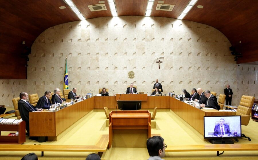 Fachada do Supremo Tribunal Federal em Brasília sob céu nublado, simbolizando tensão institucional