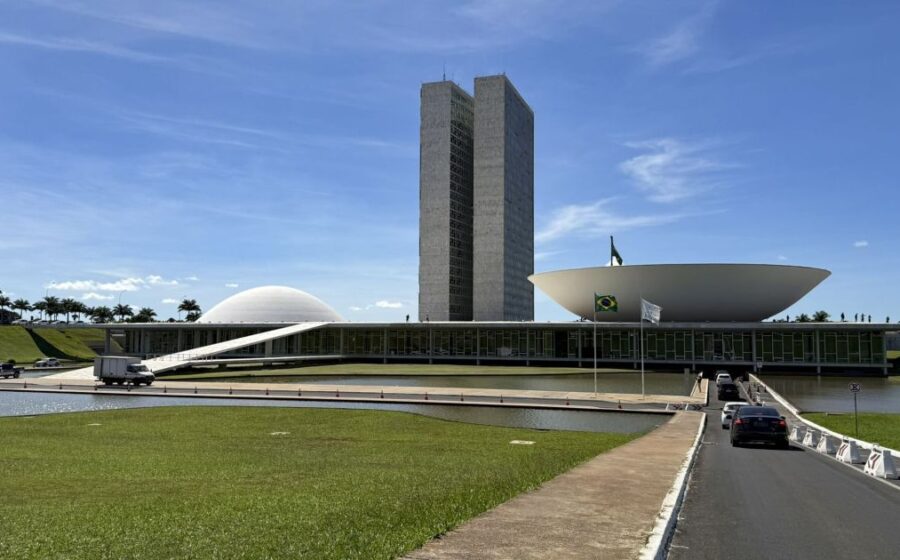Ministros do STF em tensão nos corredores do Supremo Tribunal Federal, crise institucional e instabilidade judicial